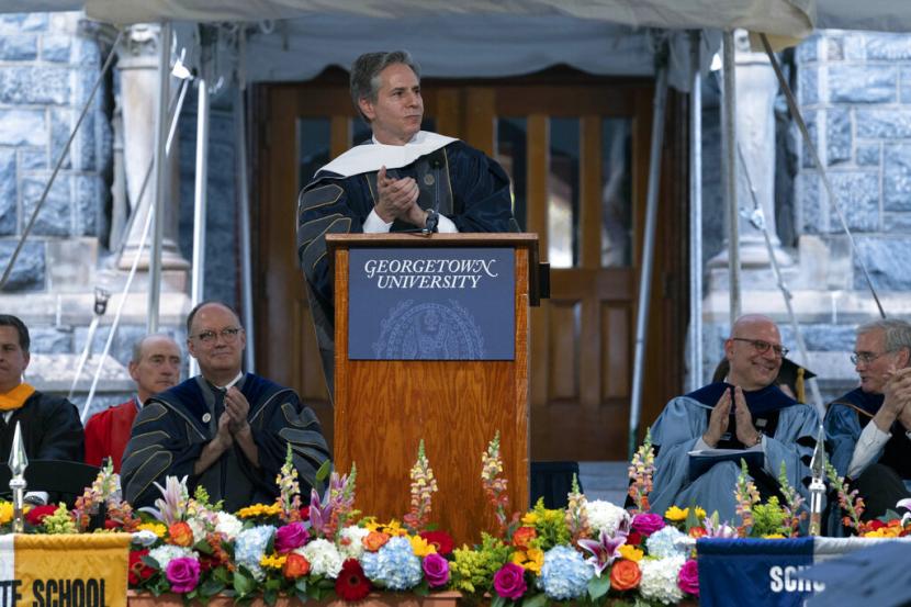 Menteri Luar Negeri Antony Blinken berbicara dalam upacara pembukaan wisuda untuk Kelas 2022 Universitas Georgetown di Walsh School of Foreign Service di Washington, Sabtu, 21 Mei 2022.