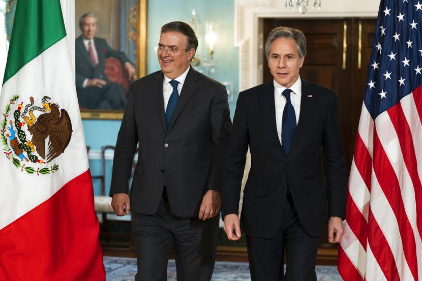 Menteri Luar Negeri Antony Blinken dan Menteri Luar Negeri Meksiko Marcelo Ebrard, berjalan ke Ruang Perjanjian di Departemen Luar Negeri, Selasa, 3 Mei 2022, di Washington.