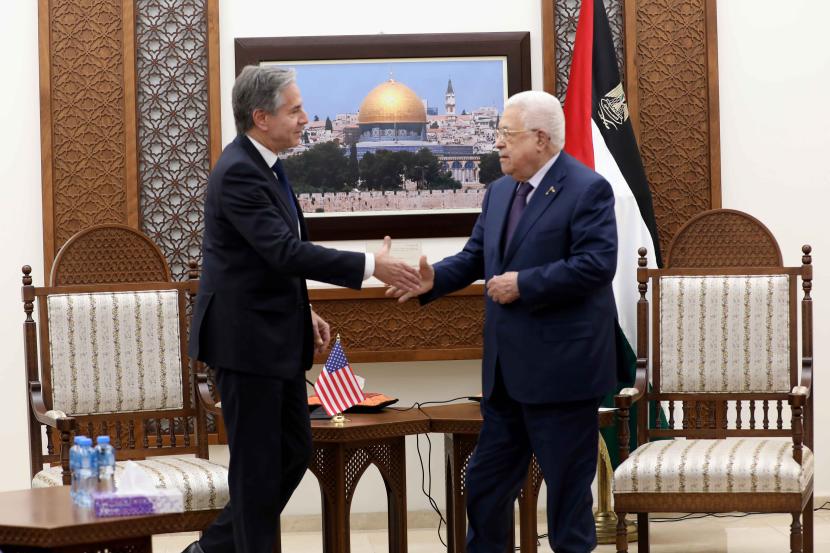 Menteri Luar Negeri AS Antony Blinken (kiri) bertemu dengan Presiden Palestina Mahmoud Abbas (kanan) di kota Ramallah, Tepi Barat.