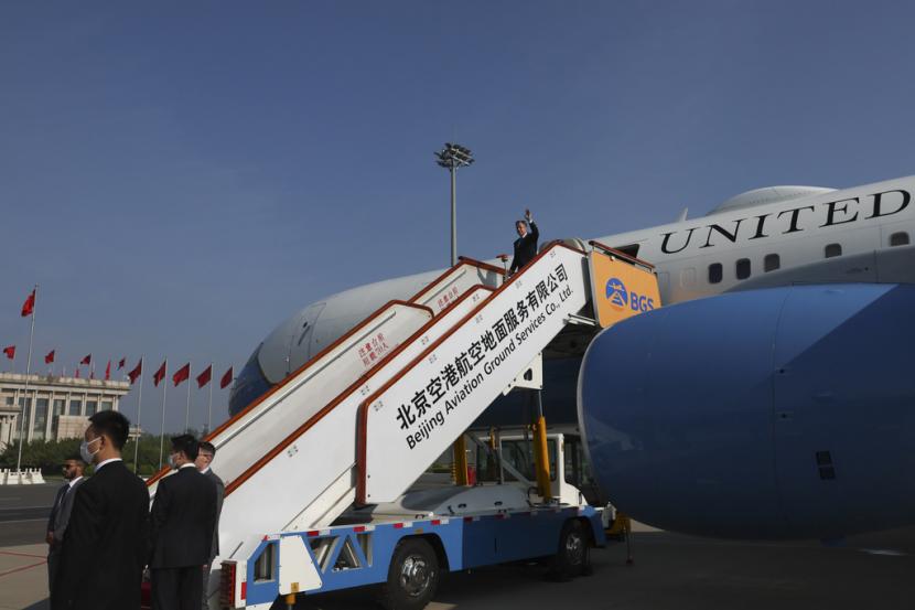 Menteri Luar Negeri AS Antony Blinken melambai saat tiba di Beijing, Minggu, 18 Juni 2023.