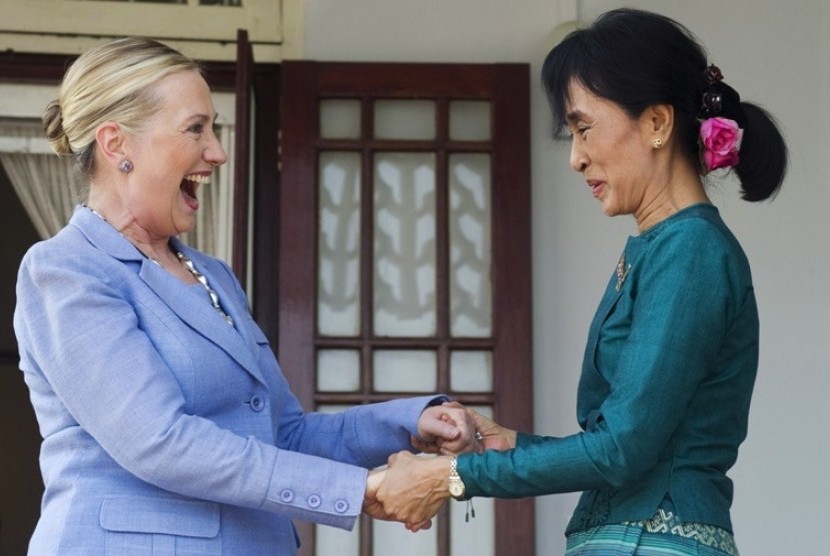 Menteri Luar Negeri AS Hillary Clinton dan Pemimpin Demokrasi Myanmar Aung San Suu Kyi