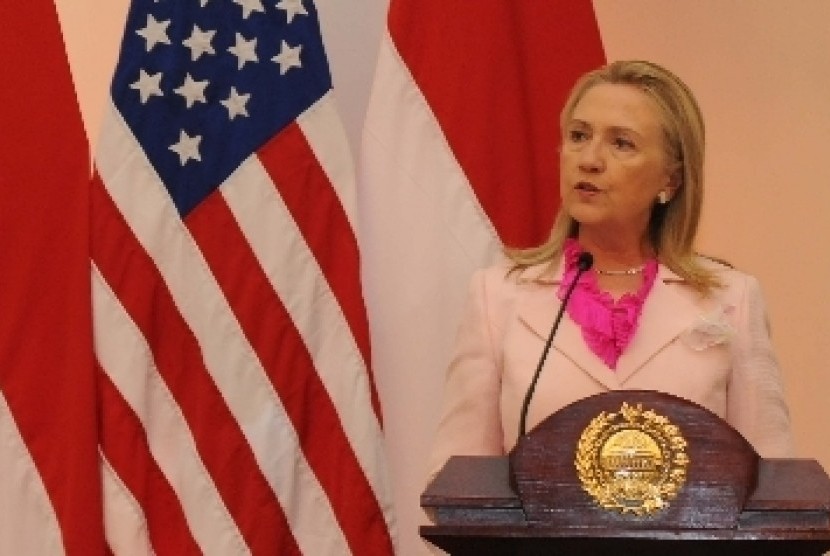 Menteri Luar Negeri AS, Hillary R Clinton, berbicara saat melakukan konfwrensi pers usai pertemuan dengan Menteri Luar Negeri RI, Marty Natalegawa, di Jakarta, Senin (3/9) malam.