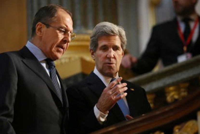 Menteri Luar Negeri AS, John Kerry (kanan) dan Menteri Luar Negeri Rusia, Sergey Lavrov (kiri)