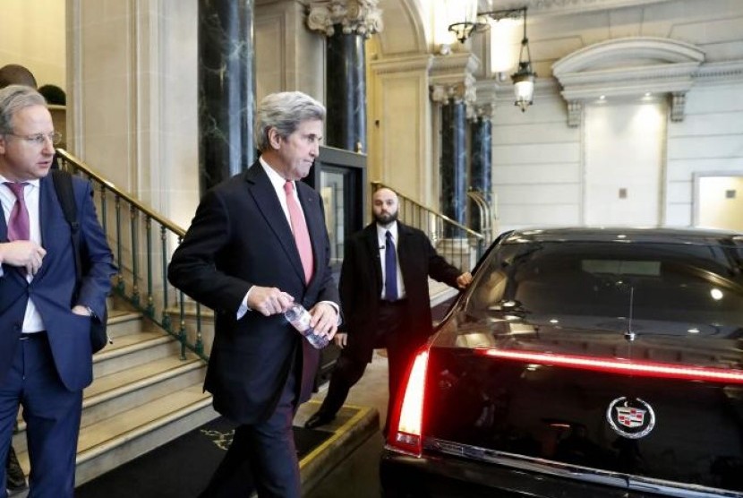 Menteri Luar Negeri AS John Kerry meninggalkan hotel untuk menghadiri Konferensi Perdamaian Timur Tengah di Paris, Prancis, 15 Januari 2017.