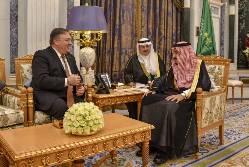 Menteri Luar Negeri AS, Michael R. Pompeo (kiri) bertemu dengan Raja Saudi Salman (kanan) di Riyadh, Arab Saudi, (16/10).
