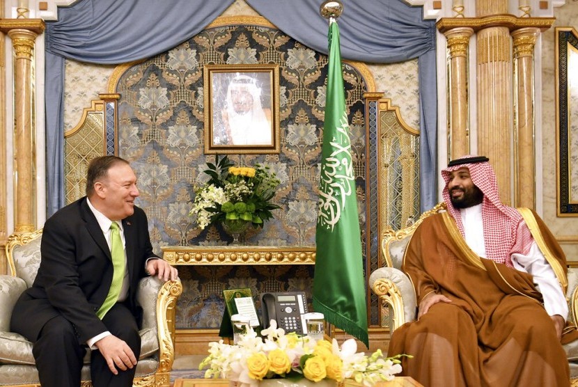 Menteri Luar Negeri AS Mike Pompeo bertemu dengan Putra Mahkota Arab Saudi Pangeran Mohammed bin Salman di Jeddah, Arab Saudi. Pompeo menyebut negaranya mencatat keprihatinan negara-negara Arab soal Tepi Barat. Ilustrasi. 
