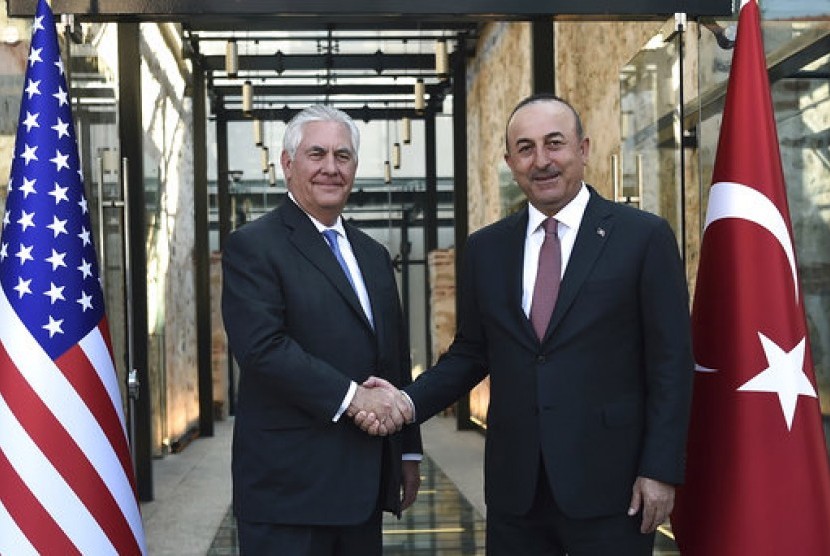 Rex Tillerson (kiri) saat masih menjabat sebagai Menteri Luar Negeri AS berjabat tangan dengan Menteri Luar Negeri Turki Mevlut Cavusoglu di Istanbul, 9 Juli 2017.