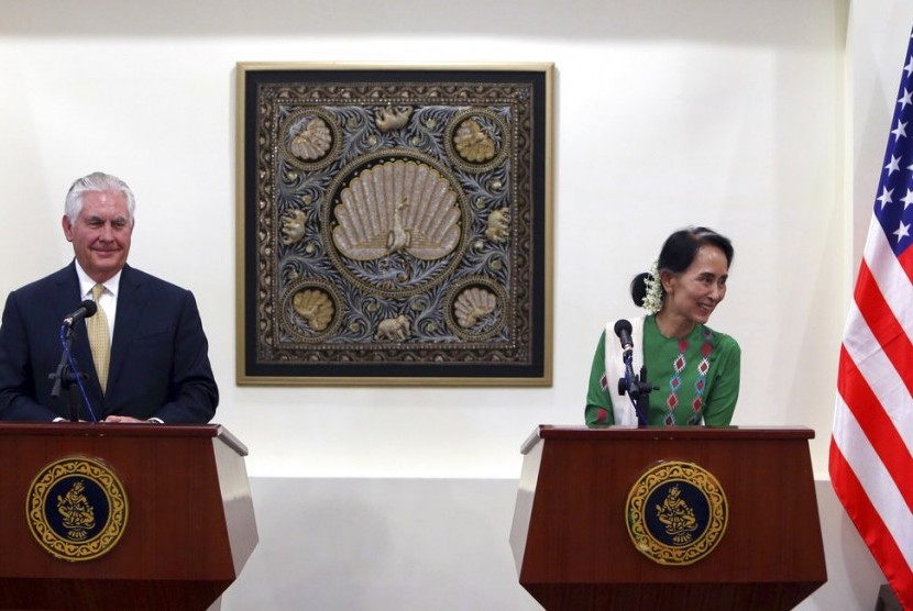 Menteri Luar Negeri AS Rex Tillerson (kiri) dan Menlu Myanmar Aung San Suu Kyi saat konferensi pers bersama di Naypyitaw, Myanmar, Rabu (15/11).