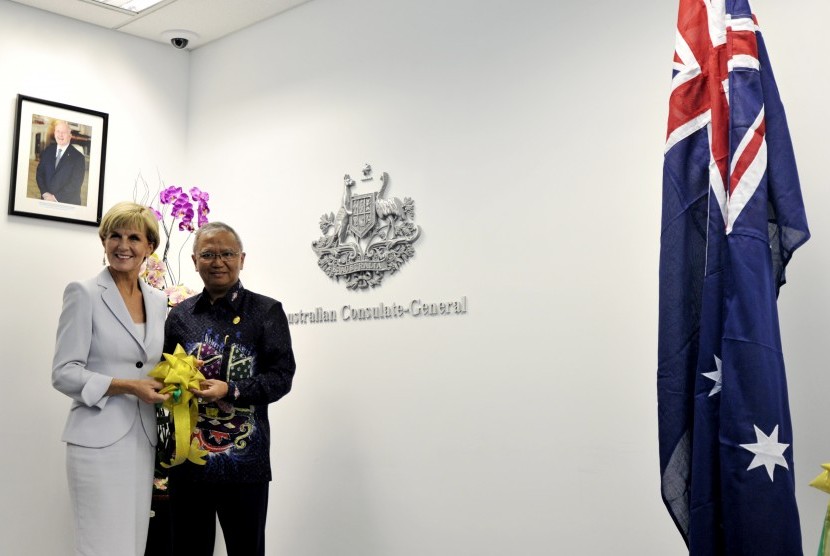 Menteri Luar Negeri Australia Julie Bishop (kiri) bersama Wakil Gubenur Sulsel Agus Arifin Nu'mang (kanan) usai meresmikan Konsulat Jenderal (Konjen) Australia di Makassar, Sulawesi Selatan, Selasa (22/3).
