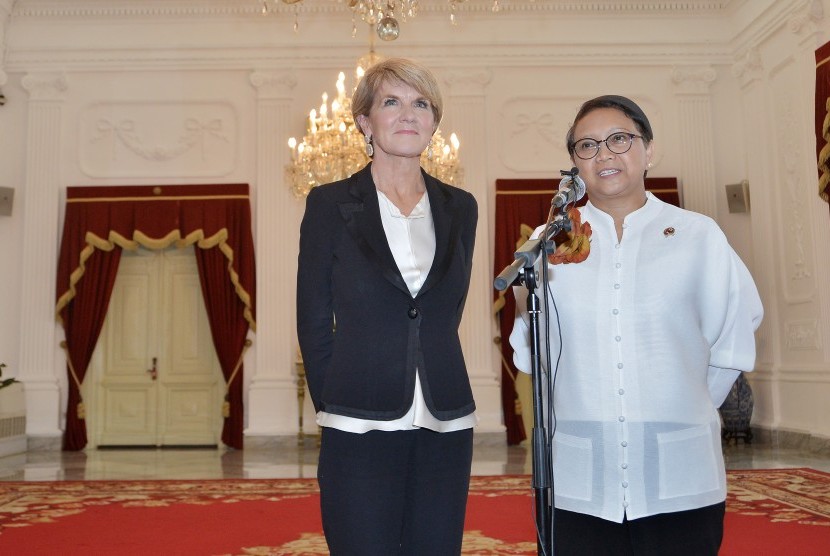 Menteri Luar Negeri Australia Julie Bishop (kiri) dan Menlu Retno Marsudi (kanan) memberikan keterangan pers seusai pertemuan tertutup di Istana Merdeka, Jakarta, Rabu (26/10). 