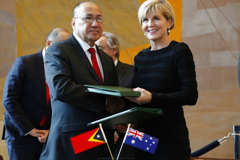 Menteri Luar Negeri Australia Julie Bishop,menandatangani perjanjian di New York dengan Wakil Menteri Timor Leste untuk Pembatasan Perbatasan Hermenegildo Augusto Cabral Pereira.