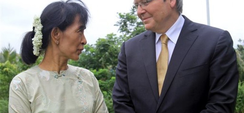 Menteri Luar Negeri Australia, Kevin Rudd, dan pahlawan pro-demokrasi Myanmar, Aung San Suu Kyi, mengadakan pertemuan dua jam di Yangon pada Sabtu (2/7).