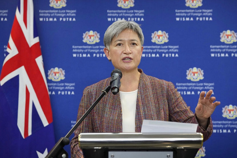 Menteri Luar Negeri Australia Penny Wong berbicara saat konferensi pers setelah pertemuan dengan Menteri Luar Negeri Malaysia Saifuddin Abdullah di Putrajaya, Malaysia.