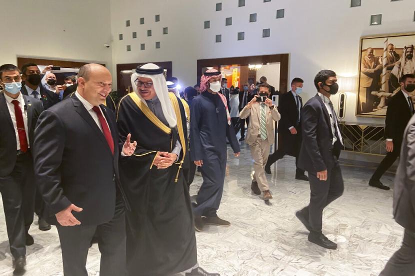 Menteri Luar Negeri Bahrain Abdullatif bin Rashid Alzayani menyambut kunjungan resmi pertama Perdana Menteri Israel Naftali Bennett ke negaranya, Senin 14 Februari 2022.