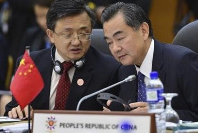  Menteri Luar Negeri Cina, Wang Yi (kanan), berbincang dengan diplomat delegasi Cina. (ilustrasi)