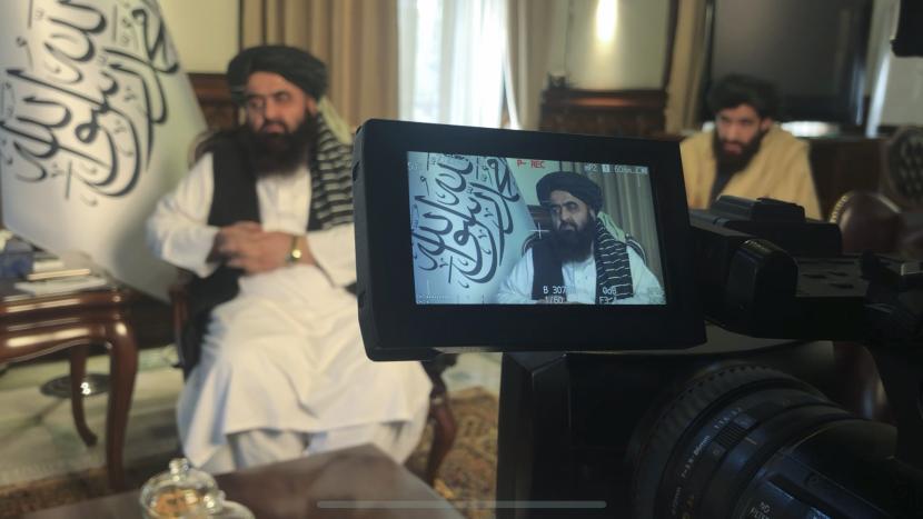 Menteri luar negeri di Kabinet baru Taliban Afghanistan, Amir Khan Muttaqi berbicara selama wawancara dengan Associated Press di Kabul, Afghanistan, Minggu, 12 Desember 2021.