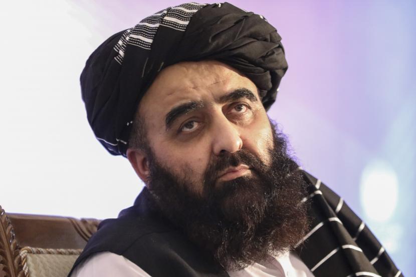 Menteri luar negeri di Kabinet baru yang dipimpin Taliban Afghanistan, Amir Khan Muttaqi, memberikan konferensi pers di Kabul, Afghanistan, Selasa, 14 September 2021.