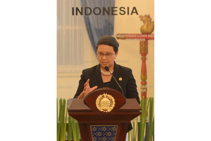 Menteri Luar Negeri Indonesia Retno Marsudi menyampaikan hasil pertemuan di Gedung Kementerian Luar Negeri, Jakarta, Selasa (12/1). 