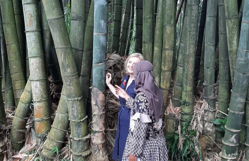 Menteri Luar Negeri Inggris, Elizabeth Mary Truss alias Liz Truss mengunjungi Kebun Raya Bogor, Jumat (12/11).
