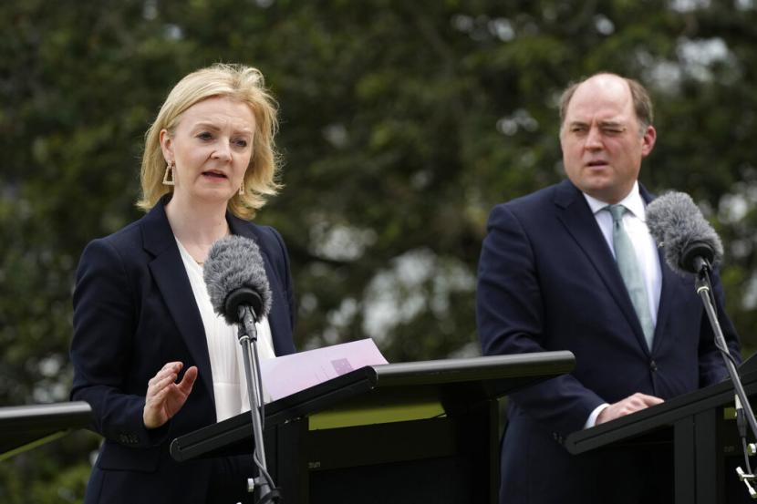 Menteri Luar Negeri Inggris Liz Truss (kiri) bersama Menteri Pertahanan Ben Wallace saat berbicara dalam pertemuan tahunan Konsultasi Antar-Menteri Australia-Inggris, di Sydney, Australia, Jumat (21/2/2022). 