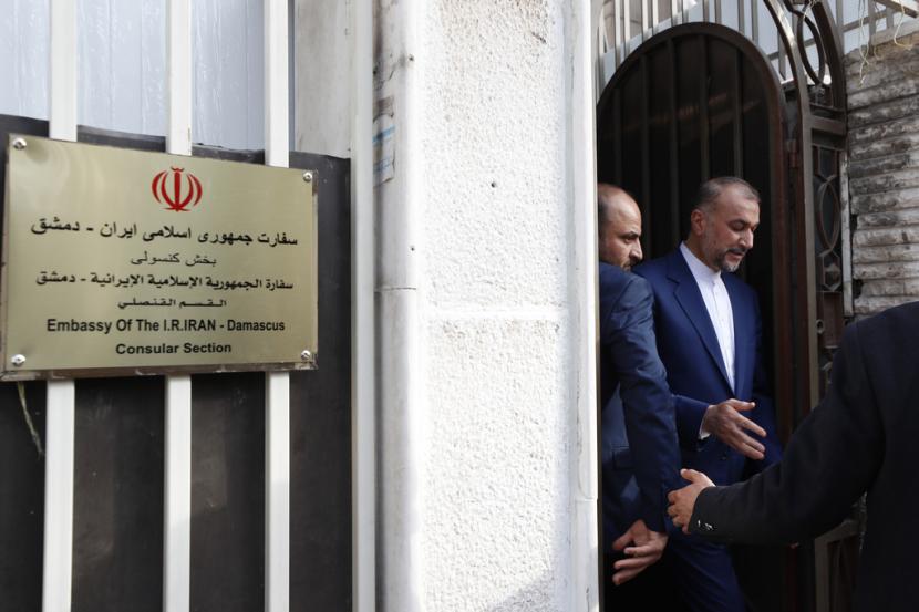 Menteri Luar Negeri Iran Hossein Amirabdollahian, kanan, keluar setelah pembukaan gedung konsulat Iran yang baru di Damaskus, Suriah, Senin, 8 April 2024. Menteri Luar Negeri Iran Senin menuduh Amerika Serikat memberi Israel 