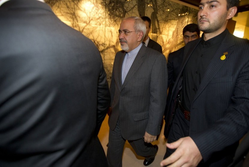 Menteri Luar Negeri Iran Mohammad Javad Zarif (tengah) berpendapat negara kawasan tidak harus mengorbankan negara tetangga demi menghadapi Amerika Serikat.