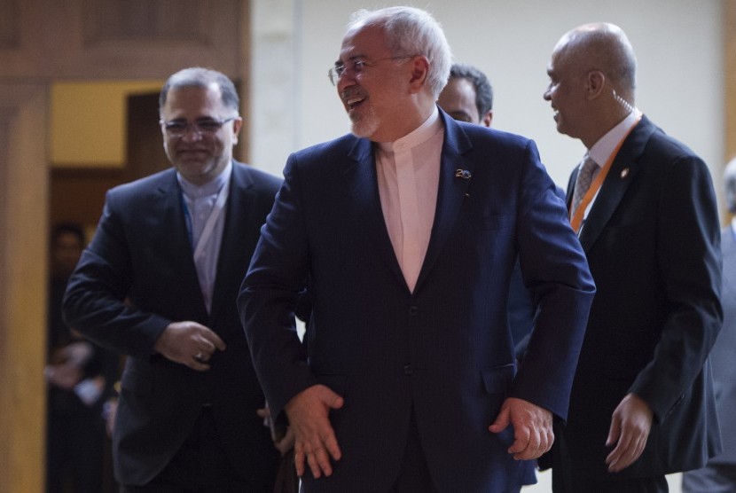 Menteri Luar Negeri Iran Mohammad Javad Zarif (tengah).