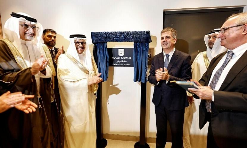 Menteri Luar Negeri Israel Eli Cohen dan Menteri Luar Negeri Bahrain Abdullatif bin Rashid Alzayani saat meresmikan Kedutaan Besar Israel di Manama, Bahrain, 4 September 2023. 