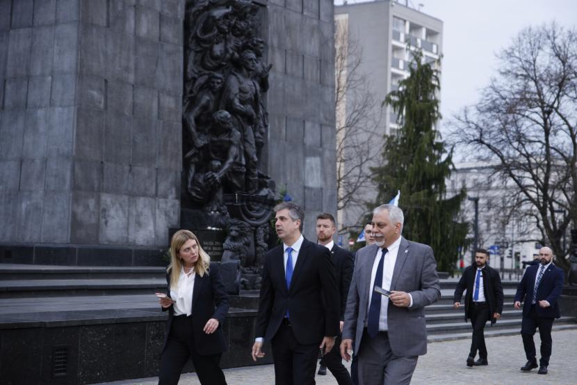 Menteri Luar Negeri Israel Eli Cohen, tengah, berjalan di depan Monumen Pahlawan Ghetto di Warsawa, Polandia, Rabu, 22 Maret 2023.