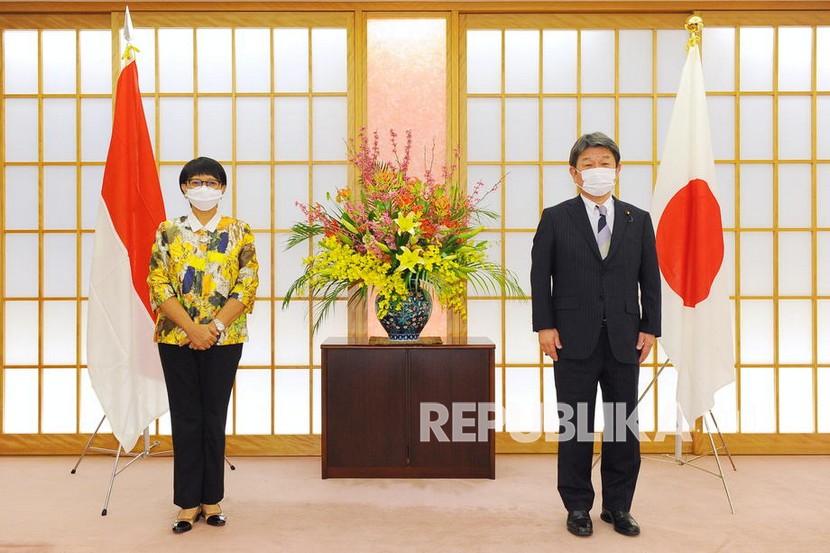 Menteri Luar Negeri Jepang Toshimitsu Motegi (kanan) dan Menteri Luar Negeri Indonesia Retno Marsudi (kiri) berpose sebelum pertemuan bilateral mereka di Tokyo, Jepang, Senin (29/3). 
