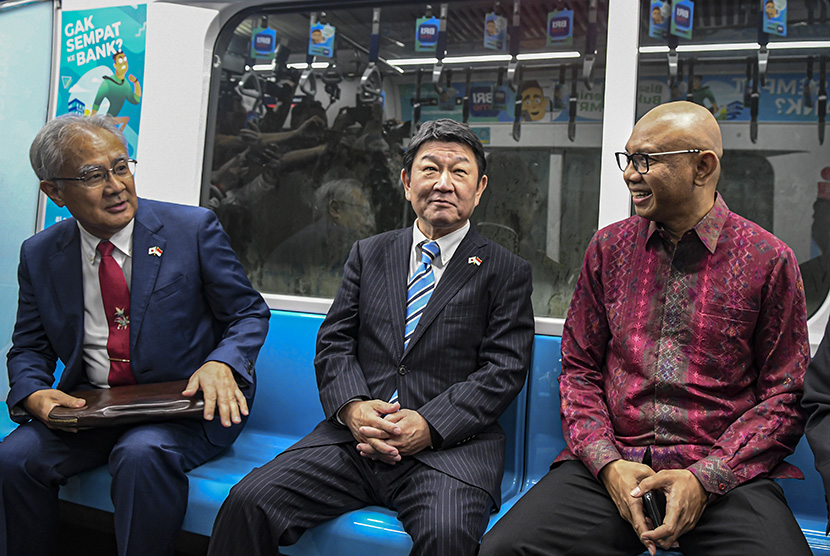 Menteri Luar Negeri Jepang Toshimitsu Motegi (tengah) berbincang bersama Direktur Utama PT MRT Jakarta William P Sabandar (kanan) dan Duta Besar Jepang untuk RI Masafumi Ishii (kiri) saat menumpang kereta MRT di Jakarta, Jumat (10/1/2020).