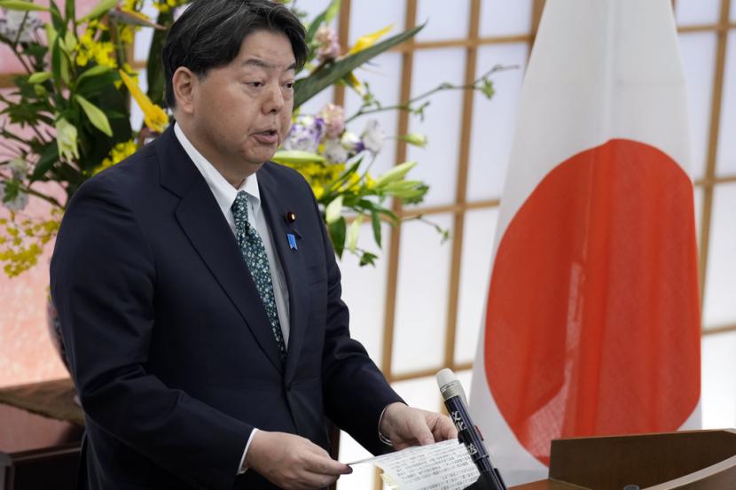 Menteri Luar Negeri Jepang Yoshimasa Hayashi berbicara kepada media di kantornya pada 6 Maret 2023, di Tokyo.
