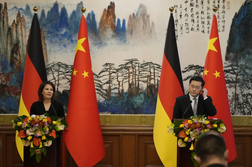 Menteri Luar Negeri Jerman Annalena Baerbock, kiri, dan Menteri Luar Negeri China Qin Gang menghadiri konferensi pers bersama di Wisma Negara Diaoyutai di Beijing Jumat, 14 April 2023.