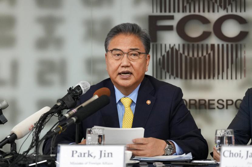Menteri Luar Negeri Korea Selatan Park Jin berbicara dalam konferensi pers di Seoul, Korea Selatan, Rabu, 27 Juli 2022.