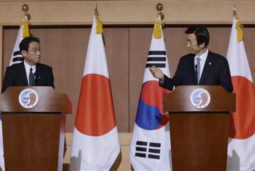Menteri Luar Negeri Korea Selatan Yun Byung-se (kanan) berbicara dengan Menlu Jepang Fumio Kishida dalam konferensi pers gabungan di Kementerian Luar Negeri di Seoul, Senin, 28 Desember 2015. Keduanya mengatakan Korsel dan Jepang menyepakati solusi budak s