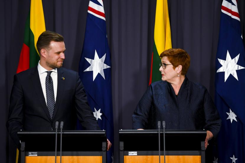 Menteri Luar Negeri Lithuania Gabrielius Landsbergis dan Menteri Luar Negeri Australia Marise Payne berbicara pada konferensi pers di Gedung Parlemen, Canberra, Australia, Rabu (9/2/2022).