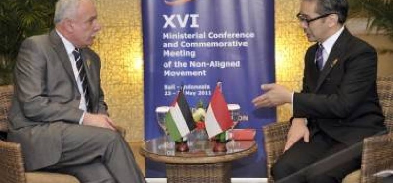 Menteri Luar Negeri Marty M Natalegawa (kanan) berbincang dengan Menteri Luar Negeri Palestina Riyad Malki (kiri) saat pertemuan bilateral Konfrensi ke-16 Tingkat Menteri dan Peringatan 50 tahun Pertemuan Gerakan Non-Blok di Nusa Dua, Bali, Kamis (26/5).