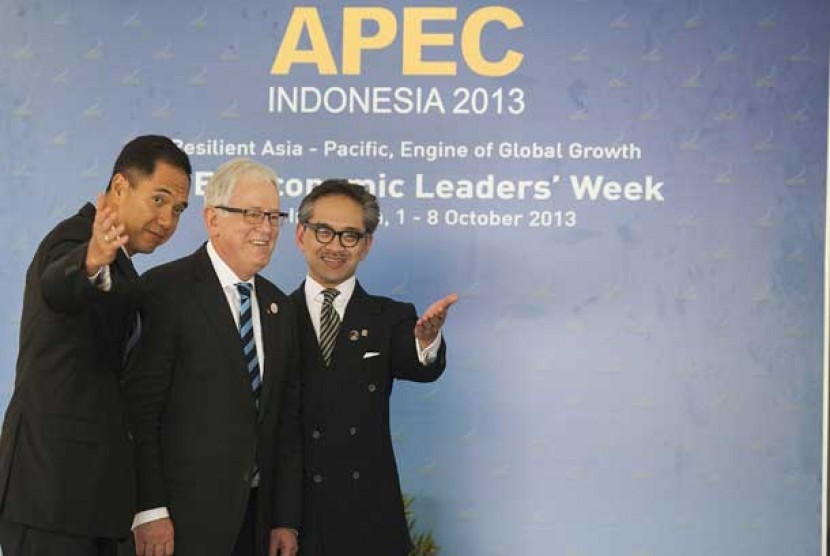   Menteri Luar Negeri Marty Natalegawa (kanan) dan Menteri Perdagangan Gita Wirjawan (kiri) menyambut Menteri Perdagangan dan Investasi Australia Andrew Robb (tengah) sebelum menggelar APEC Ministerial Meeting (AMM) di Nusa Dua, Bali, Jumat (4/10). 