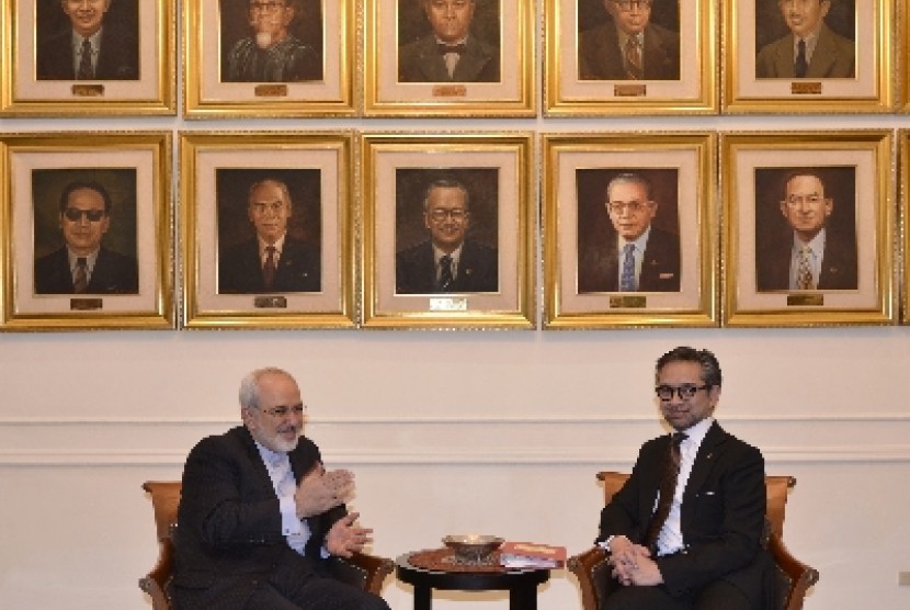   Menteri Luar Negeri Marty Natalegawa (kanan) menerima kunjungan Menlu Iran M Javad Zarif di gedung Pancasila, Kementerian Luar Negeri, Jakarta Pusat.