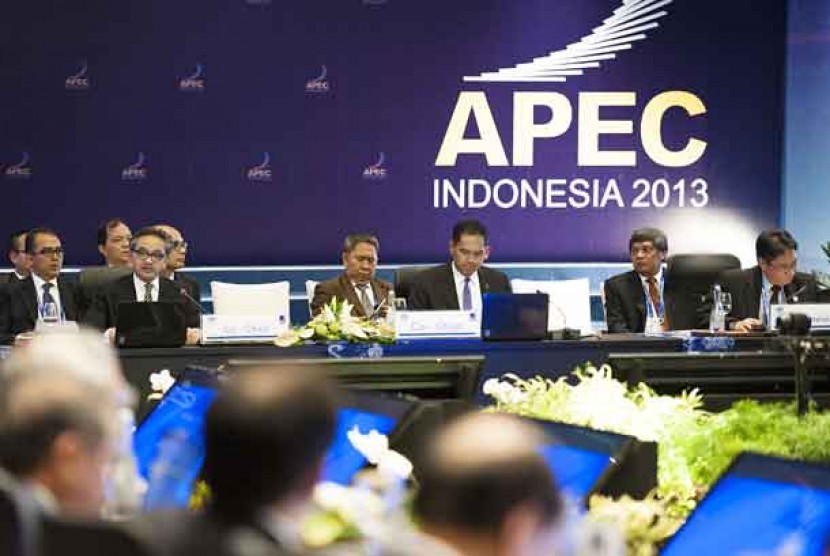 Menteri Luar Negeri Marty Natalegawa (kedua kiri) dan Menteri Perdagangan Gita Wirjawan (ketiga kanan) memimpin APEC Ministerial Meeting (AMM) di Nusa Dua, Bali, Jumat (4/10).