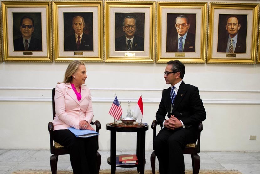   Menteri Luar Negeri Marty Natalegawa melakukan pertemuan bilateral dengan Menteri Luar Negeri AS Hillary ROdham Clinton di Kemenlu, Jakarta, Senin (3/9). (Pool/AP)