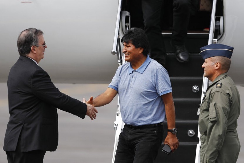 Menteri Luar Negeri Meksiko Marcelo Ebrard (kiri) menyambut mantan presiden Bolivia Evo Morales di Mexico City, Selasa (12/11). Morales menerima tawaran suaka di Meksiko.