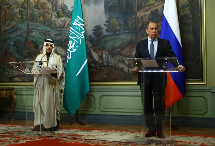 Menteri Luar Negeri (Menlu) Arab Saudi Pangeran Faisal bin Farhan melakukan pertemuan dengan Menlu Rusia Sergey Lavrov di Moskow pada Kamis (14/1).
