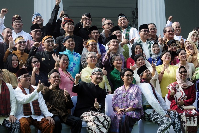 Menteri Luar Negeri (Menlu) Retno L.P. Marsudi (ketiga kanan) dan Wakil Menteri Luar Negeri (Wamenlu) A.M Fachir (kedua kanan) bersama staf dan karyawan Kementerian Luar Negeri (Kemenlu) memperingati hari lahir R.A Kartini di Jakarta, Jumat (21/4). 