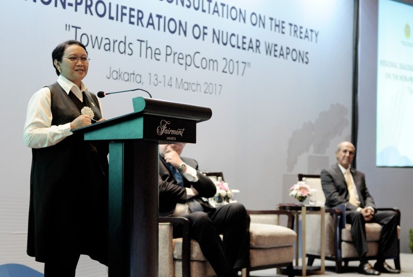 Menteri Luar Negeri (Menlu) Retno L.P. Marsudi (kiri) berpidato pada pembukaan Regional Dialogue and Consultation on the Treaty on Non-Proliferation of Nuclear Weapons (NPT) yang dihadiri wakil-wakil dari 35 negara pihak NPT di kawasan Asia-Pasifik, di Jak