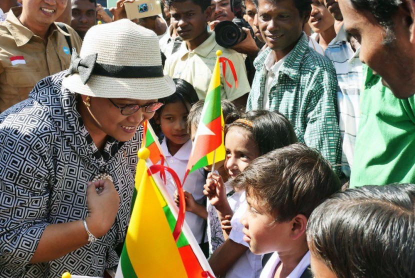 Menteri Luar Negeri (Menlu) Retno Lestari Priansari Marsudi menyapa anak-anak etnis Rohingya di Sekolah PKPU Indonesia di Rakhine State, Myanmar, Sabtu (21/1).