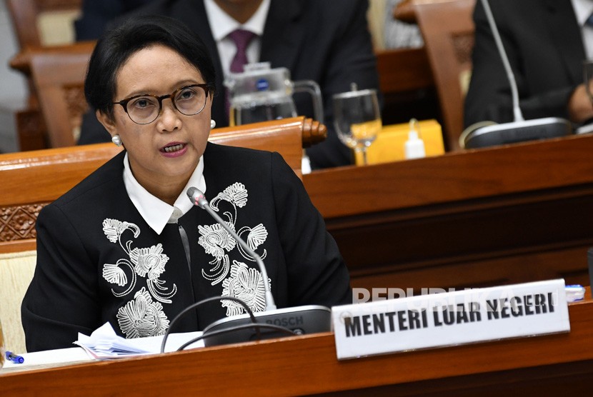 Menteri Luar Negeri (Menlu) Retno LP Marsudi menyampaikan paparan saat rapat kerja perdana bersama Komisi I DPR RI di kompleks Parlemen, Jakarta, Selasa (12/11/2019).
