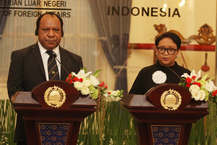 Menteri Luar Negeri (Menlu) Retno Marsudi (kanan) menerima kunjungan Menteri Luar Negeri Papua Nugini, Rimbink Pato (kiri) di Gedung Pancasila, Kemenlu, Jakarta, Kamis (19/7).