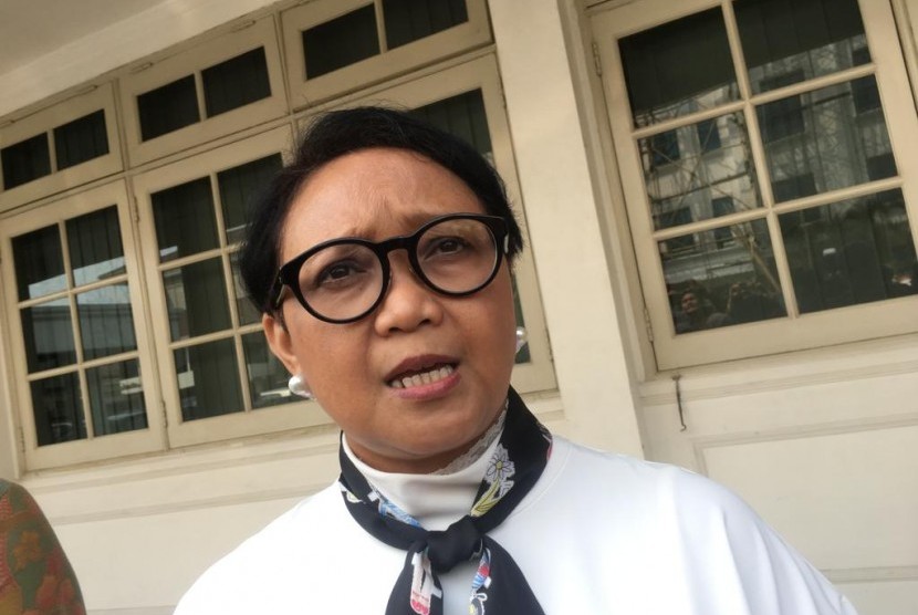 Menteri Luar Negeri (Menlu), Retno Marsudi saat diwawancarai wartawan di Sekretariat Wakil Presiden, Jalan Kebon Sirih, Jakarta Pusat, Senin (5/8).