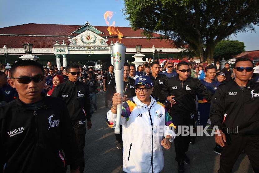 Menteri Luar Negeri (Menlu), Retno Marsudi saat membawa obor api Asian Games di Yogyakarta